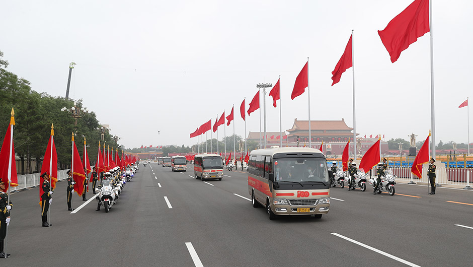 &ldquo;七一勛章&rdquo;獲得者集體乘坐禮賓車從住地出發