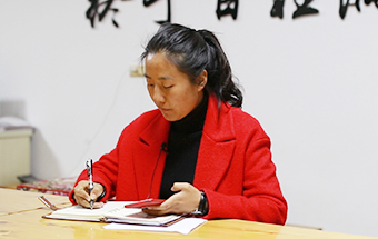回鄉(xiāng)，立志改變家鄉(xiāng)落后面貌