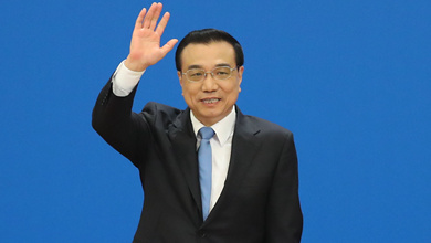記者會結束后，李克強揮手致意