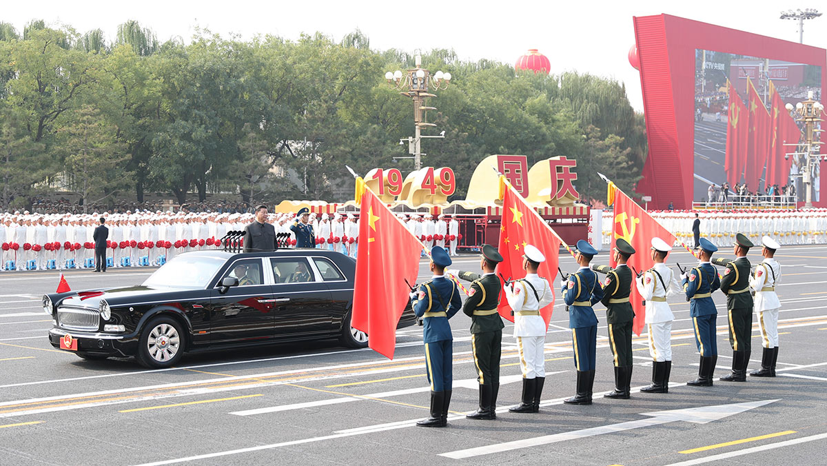 習近平驅車行進至黨旗、國旗、軍旗前,向旗幟行注目禮