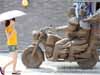 &ldquo;最潮&rdquo;兵馬俑亮相西安 騎機車瞅美女