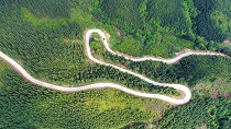 江西萬載：青山綠水間 &ldquo;四好農(nóng)村路&rdquo;