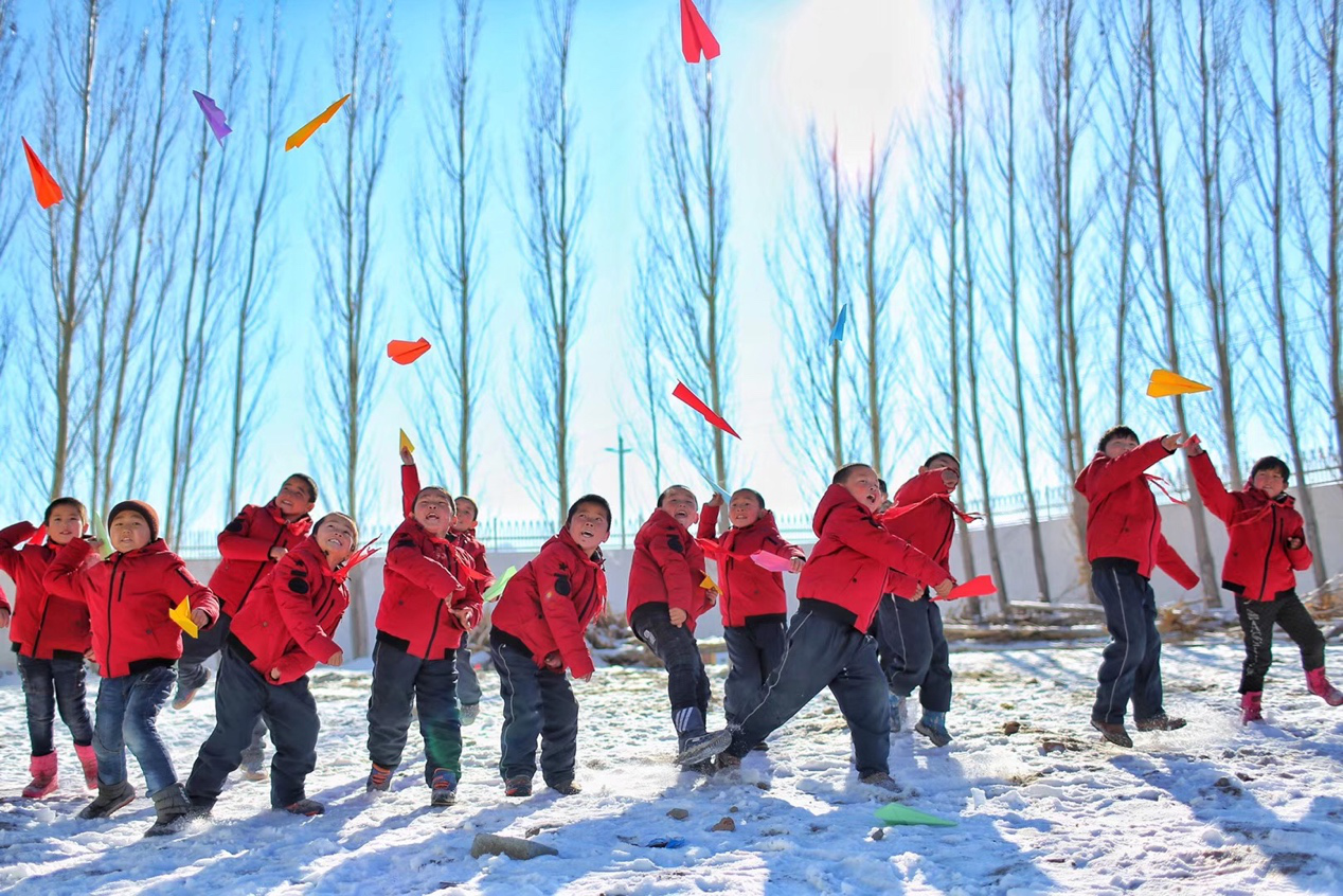 2017年11月15日， &ldquo;多一克溫暖&rdquo;公益行動(dòng)走進(jìn)北疆地區(qū)，實(shí)現(xiàn)了從物質(zhì)捐贈(zèng)到&ldquo;物質(zhì)+精神&rdquo;溫暖的升級(jí)。 &ldquo;體操冠軍&rdquo;楊威、好妹妹樂(lè)隊(duì)等傾情加盟，不僅為孩子們帶來(lái)加厚羽絨服和御寒物資，還準(zhǔn)備了溫暖的課堂。