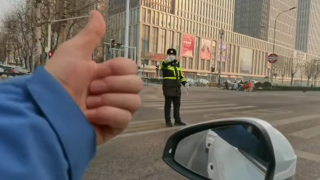 石家莊路人和交警的這個&ldquo;暗號&rdquo;，真暖！