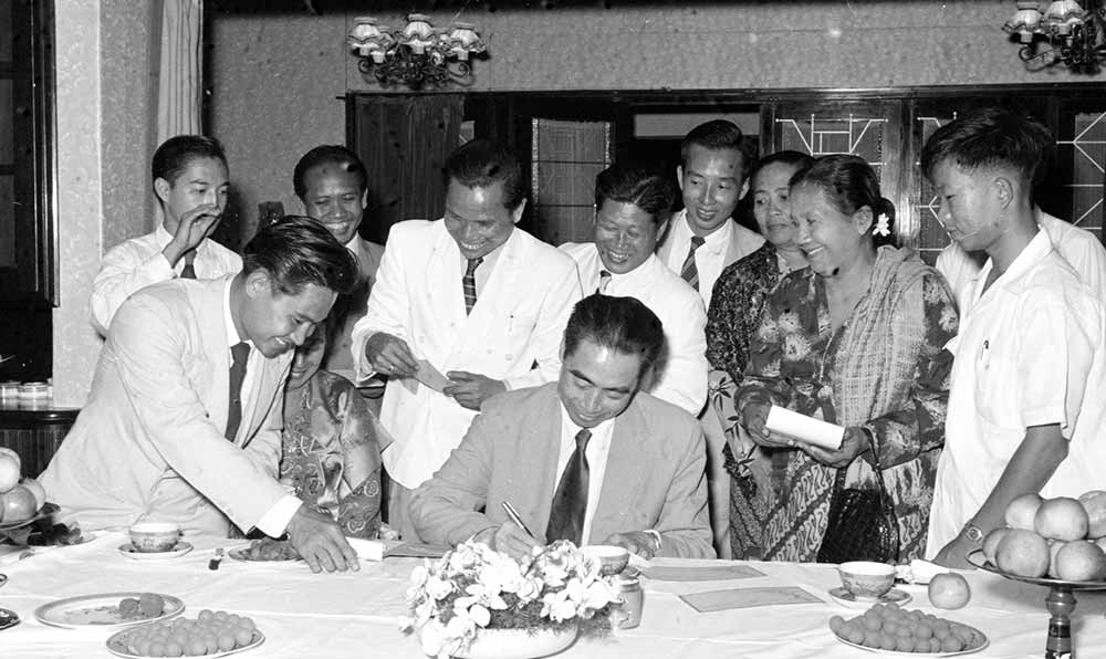 1955年4月25日，為迎接亞非會議而組織的萬隆人民委員會的代表請周恩來總理簽名留念。