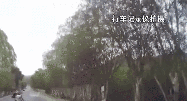 廣西環江：少年騎摩托&ldquo;炫技&rdquo;撞上小車彈飛30米