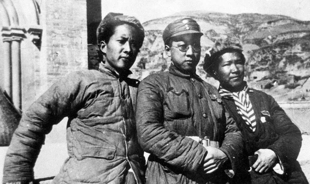 延安魯迅藝術文學院托兒所的阿姨和孩子們。