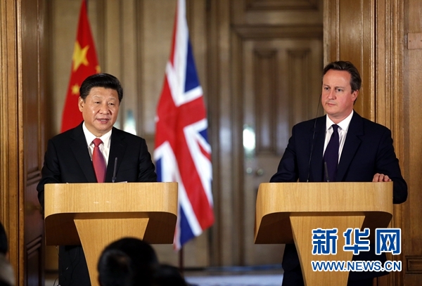 10月21日，國(guó)家主席習(xí)近平在倫敦唐寧街首相府同英國(guó)首相卡梅倫舉行會(huì)談。這是會(huì)談結(jié)束后，習(xí)近平和卡梅倫共同會(huì)見記者。 新華社記者 鞠鵬 攝 