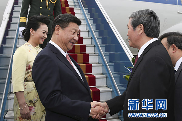 11月5日，中共中央總書記、國(guó)家主席習(xí)近平抵達(dá)越南首都河內(nèi)，開(kāi)始對(duì)越南進(jìn)行國(guó)事訪問(wèn)。這是越南高級(jí)官員到機(jī)場(chǎng)迎接習(xí)近平和夫人彭麗媛。新華社記者蘭紅光攝 