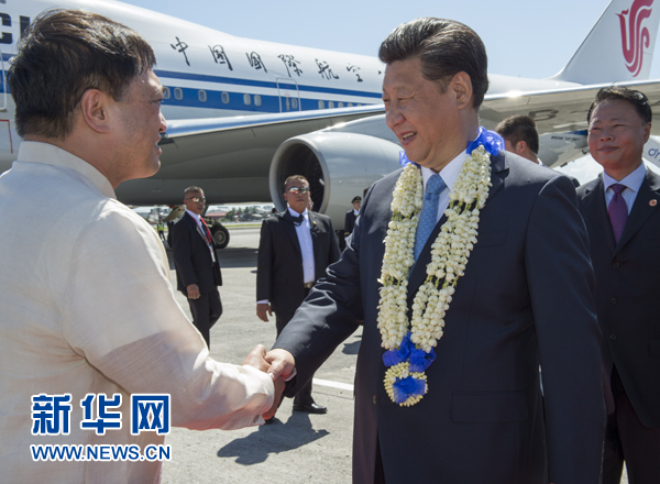 11月17日，國家主席習近平抵達菲律賓首都馬尼拉尼諾&middot;阿基諾國際機場，出席即將舉行的亞太經合組織第二十三次領導人非正式會議。菲律賓高級官員到機場迎接習近平主席。新華社記者李學仁攝
