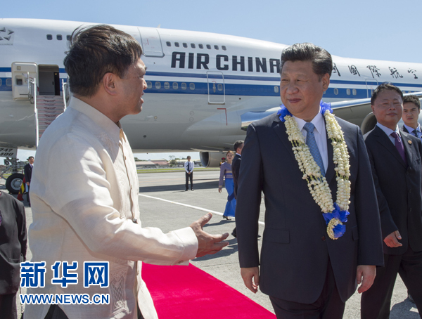 11月17日，國家主席習近平抵達菲律賓首都馬尼拉尼諾&middot;阿基諾國際機場，出席即將舉行的亞太經合組織第二十三次領導人非正式會議。菲律賓高級官員到機場迎接習近平主席。新華社記者李學仁攝