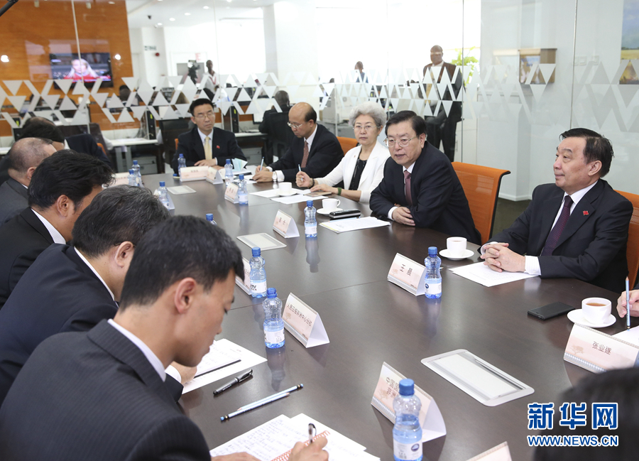 這是3月25日，張德江在肯尼亞首都內(nèi)羅畢考察中央電視臺(tái)非洲分臺(tái)并接見中央媒體駐非洲機(jī)構(gòu)負(fù)責(zé)人。 新華社記者馬占成攝