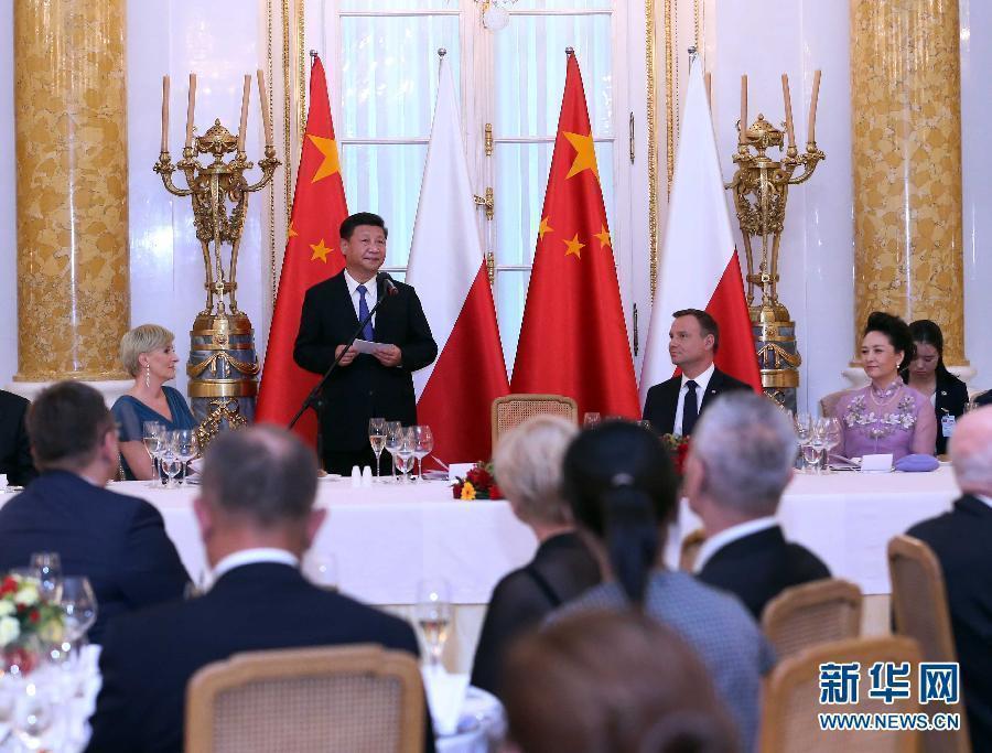 6月20日，國家主席習近平出席波蘭總統杜達在華沙王宮舉行的盛大歡迎晚宴。 新華社記者 劉衛兵 攝