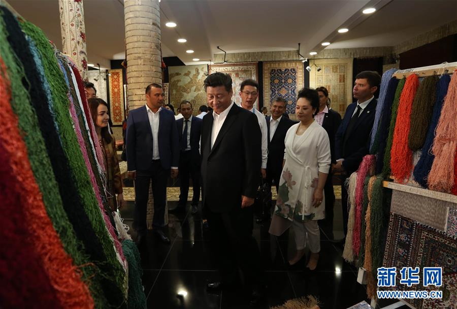 6月21日下午，正在對烏茲別克斯坦進行國事訪問的國家主席習近平在烏茲別克斯坦總理米爾濟約耶夫陪同下，來到布哈拉古城參觀這座被稱為&ldquo;絲綢之路活化石&rdquo;的歷史文化名城。這是習近平和夫人彭麗媛參觀一家地毯和絲綢作坊。新華社記者蘭紅光攝