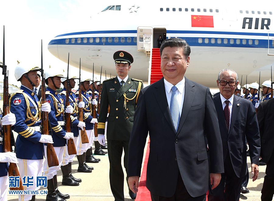 10月13日，國家主席習(xí)近平乘專機(jī)抵達(dá)金邊國際機(jī)場(chǎng)，開始對(duì)柬埔寨王國進(jìn)行國事訪問。柬埔寨副首相兼王宮事務(wù)大臣貢桑奧親王和夏卡朋親王、阿倫公主等在舷梯旁熱情迎接習(xí)近平主席。新華社記者　謝環(huán)馳　攝