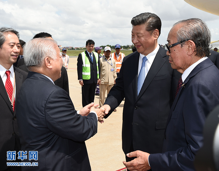 10月13日，國家主席習(xí)近平乘專機(jī)抵達(dá)金邊國際機(jī)場(chǎng)，開始對(duì)柬埔寨王國進(jìn)行國事訪問。柬埔寨副首相兼王宮事務(wù)大臣貢桑奧親王和夏卡朋親王、阿倫公主等在舷梯旁熱情迎接習(xí)近平主席。新華社記者　謝環(huán)馳　攝