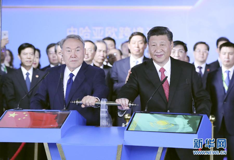 6月8日，正在哈薩克斯坦訪問的國家主席習近平在哈薩克斯坦總統(tǒng)納扎爾巴耶夫陪同下，參觀阿斯塔納專項世博會中國國家館，并共同出席中哈亞歐跨境運輸視頻連線儀式。這是在中國國家館舉行的中哈亞歐跨境運輸視頻連線儀式上，兩國元首共同推動操控桿，視頻顯示中哈連云港物流合作基地和&ldquo;霍爾果斯－東大門&rdquo;經(jīng)濟特區(qū)無水港兩個分會場四列火車鳴笛開行。新華社記者 丁林 攝