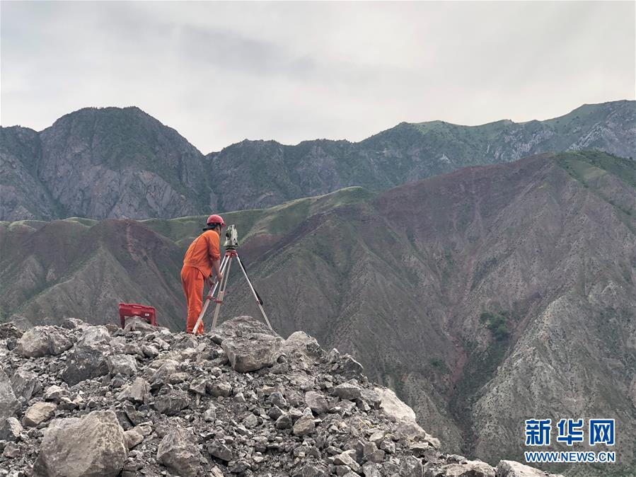 (習近平出訪配合稿·圖文互動)(7)通訊:雪山腳下有條“中國路”