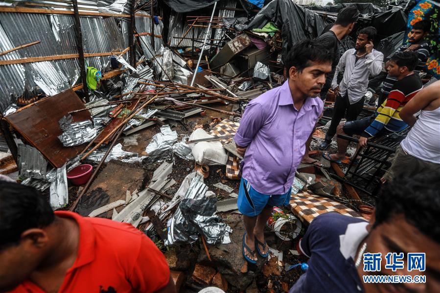 (國際)(1)印度孟買降雨引發(fā)墻體垮塌致16人死亡