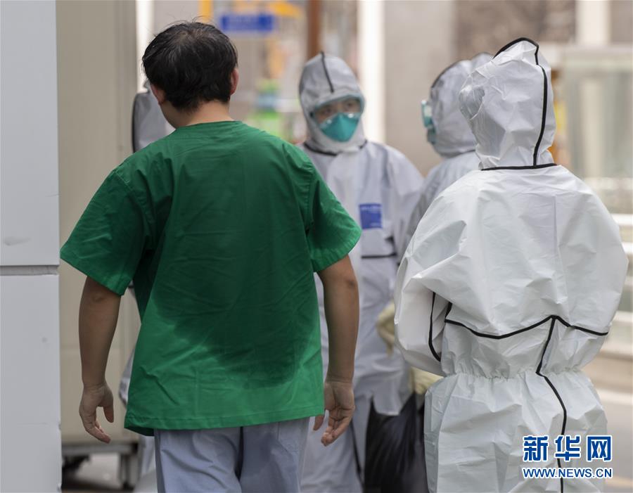 （新華全媒頭條&middot;圖文互動）（10）白衣執(zhí)甲為蒼生&mdash;&mdash;全球抗疫戰(zhàn)場醫(yī)護(hù)人員群像