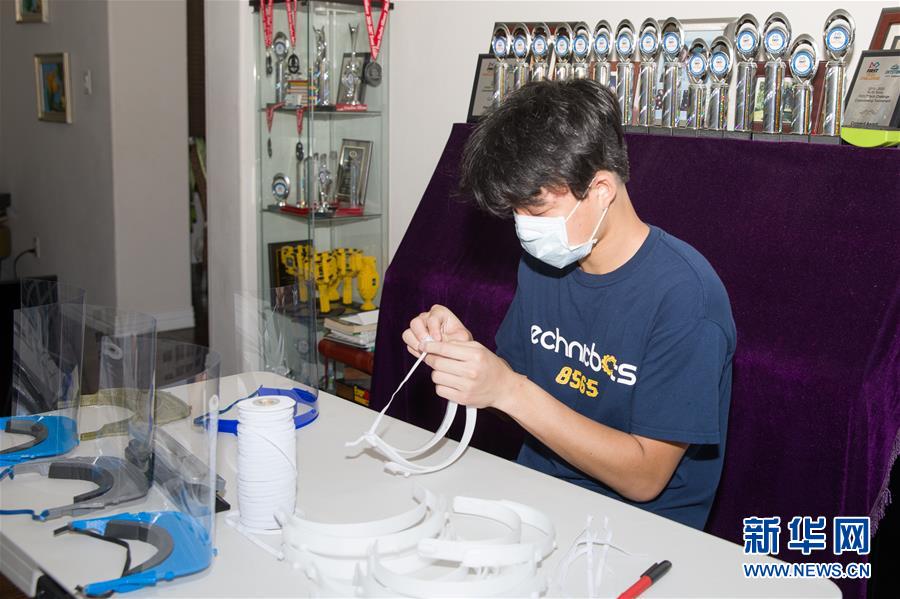 （國際疫情&middot;圖文互動）（8）通訊：學以致用助力社區抗疫&mdash;&mdash;美國華裔高中生用3D打印技術制作防護裝備