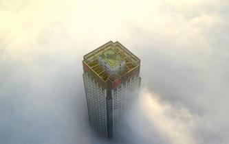 江蘇揚州現(xiàn)平流霧 城市建筑如入&ldquo;云端&rdquo;