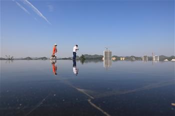 貴陽：&ldquo;天空之鏡&rdquo;引客來