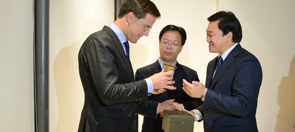 新華網總裁田舒斌向荷蘭首相馬克&middot;呂特贈送禮物