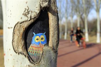 手繪&ldquo;樹洞畫&rdquo;添彩公園